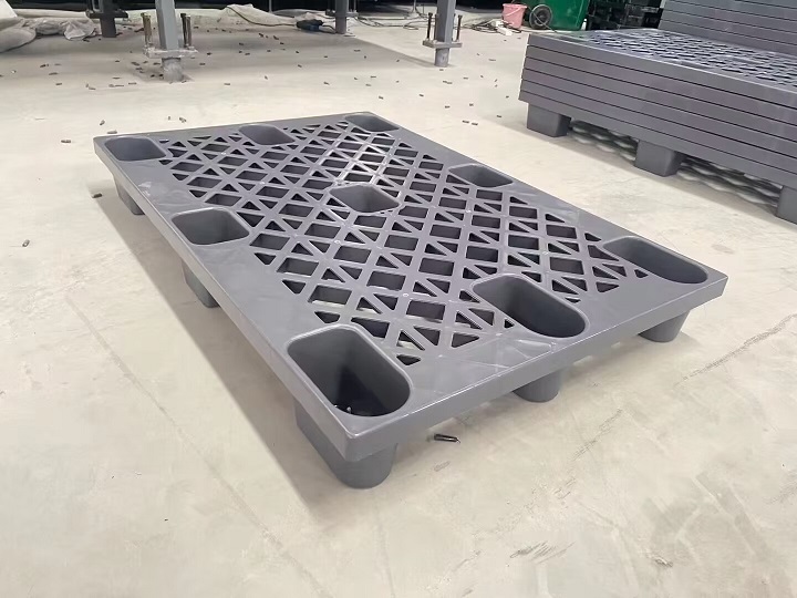 Cheap Pallet with Grey Color is on Production